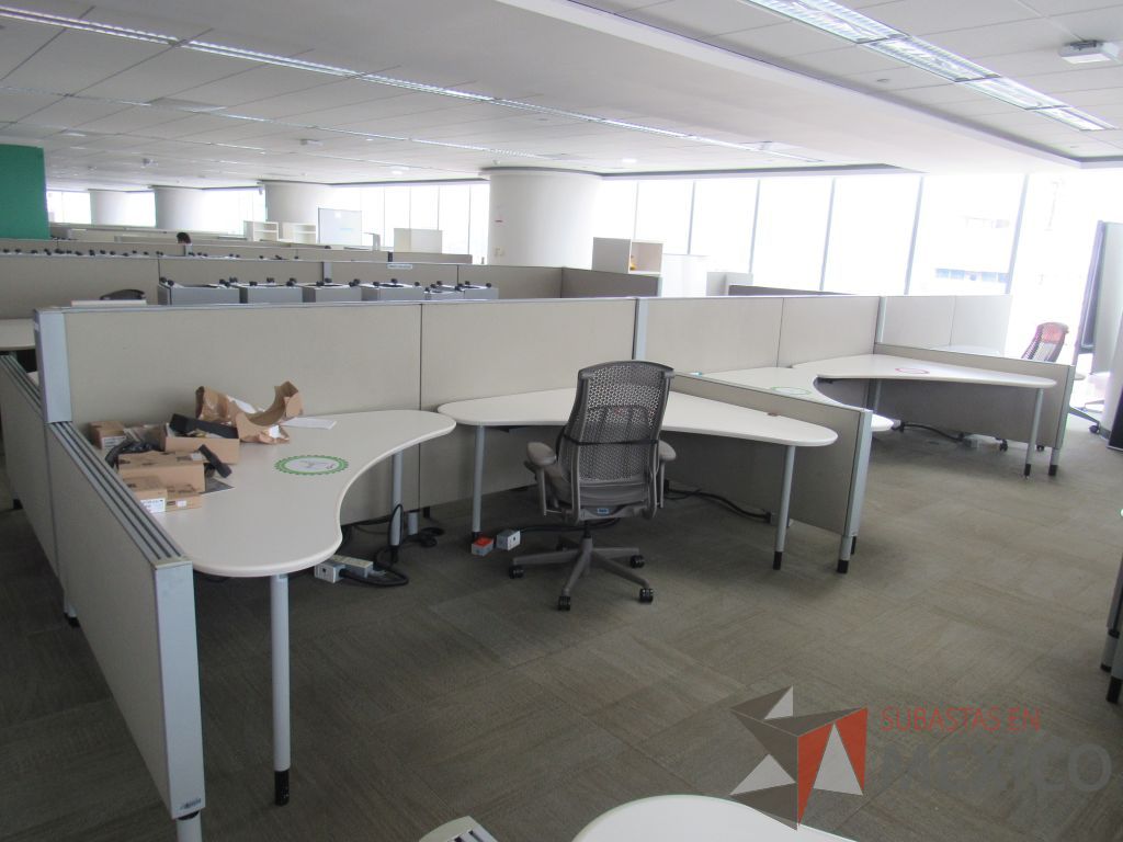 Lote 0022 - 2 Estaciones de trabajo para 9 personas con cubiertas mampara metálica color beige y 9 archiveros móviles de 2 cajones - Imagen 5