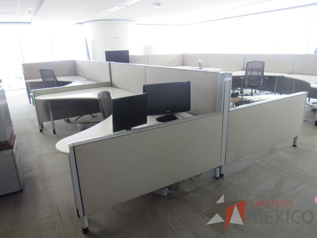 Lote 0022 - 2 Estaciones de trabajo para 9 personas con cubiertas mampara metálica color beige y 9 archiveros móviles de 2 cajones