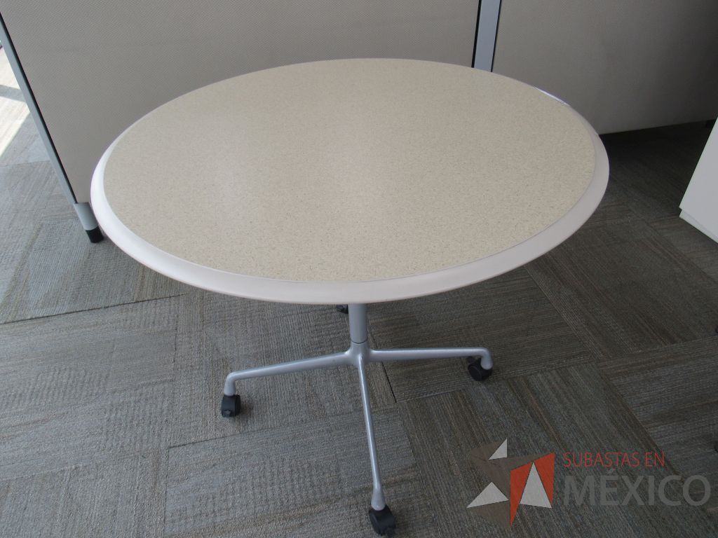 Lote 0024 - Mesa de trabajo con base metálica con ruedas y cubierta color beige