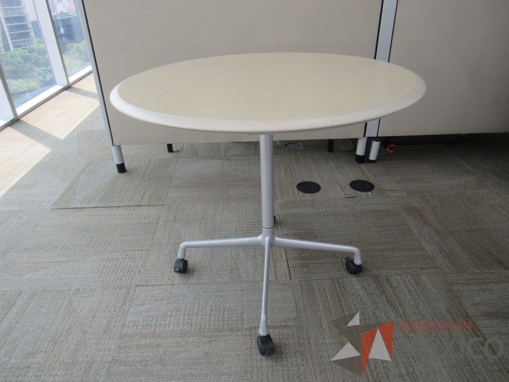 Lote 0024 - Mesa de trabajo con base metálica con ruedas y cubierta color beige - Imagen 3