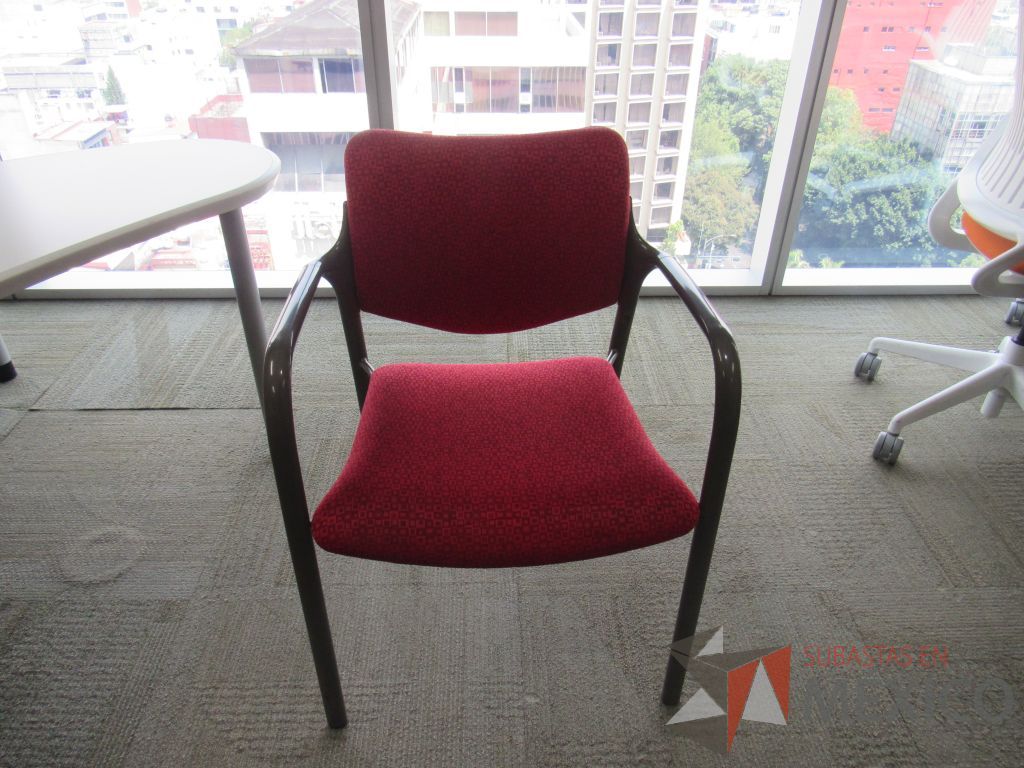 Lote 0647 - 2 Sillas de visita con 4 patas metálicas con asiento y respaldo en tela color rojo - Imagen 2