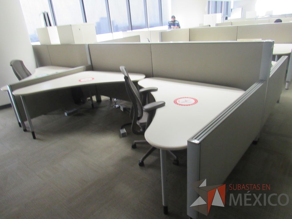 Lote 0030 - Estación de trabajo para 6 personas con cubiertas mampara metálica color beige y 6 archiveros móviles de 2 cajones - Imagen 9