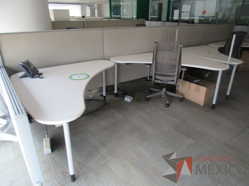 Lote 0031 - Estación de trabajo para 8 personas con cubiertas mampara metálica color beige y 8 archiveros móviles de 2 cajones - Imagen 2