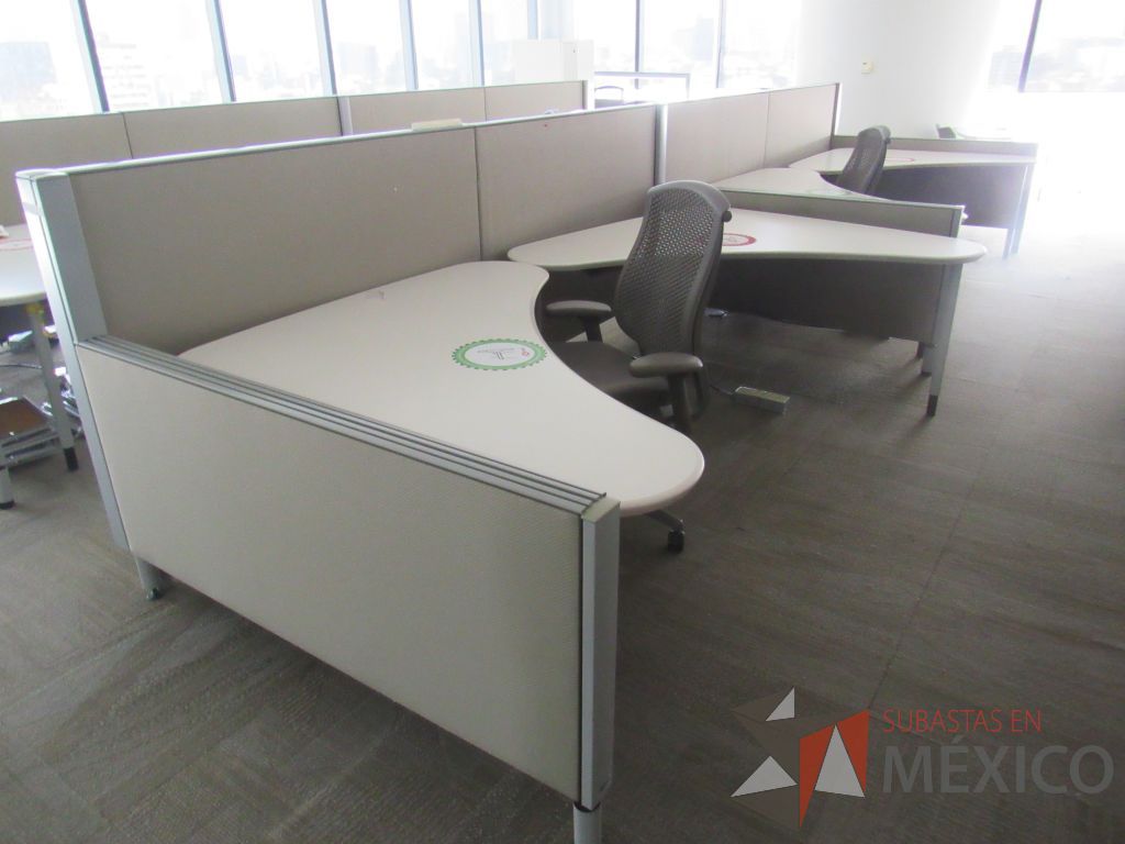 Lote 0064 - Estación de trabajo para 10 personas con cubiertas mampara metálica color beige y 10 archiveros móviles de 2 cajones