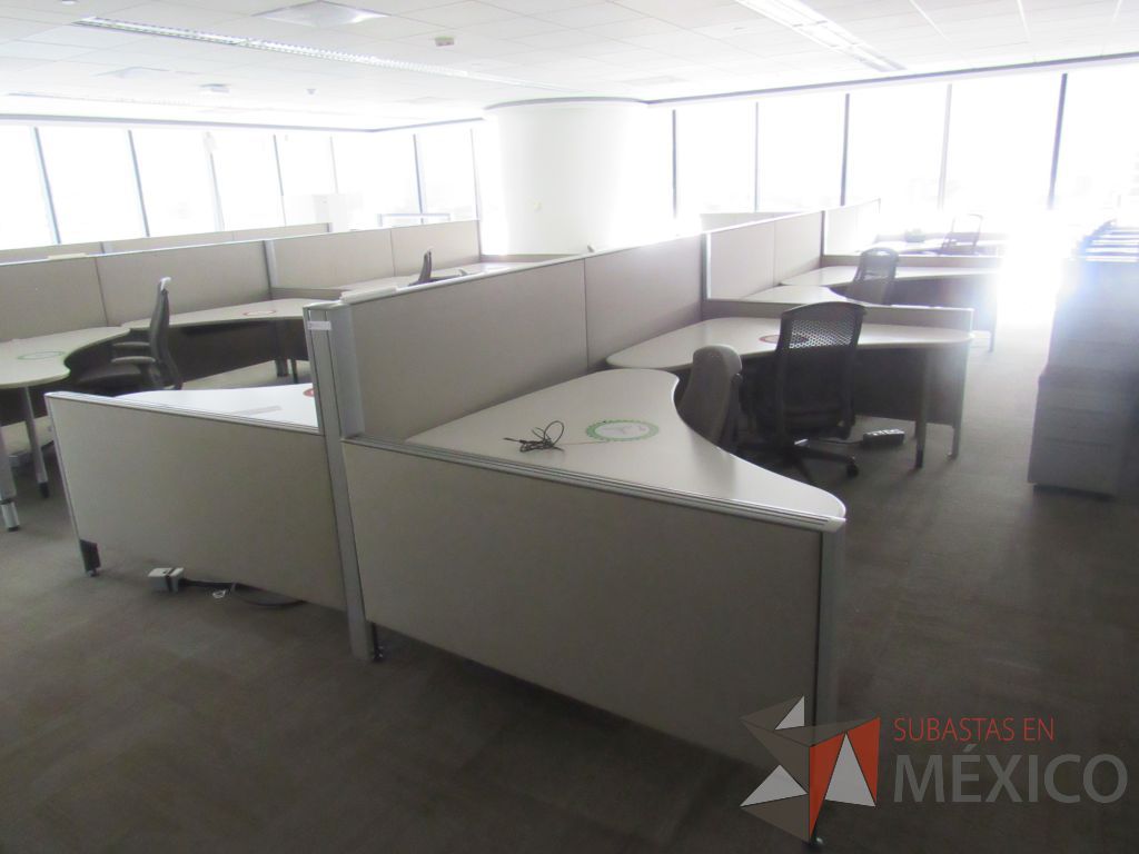 Lote 0067 - Estación de trabajo para 10 personas con cubiertas mampara metálica color beige y 10 archiveros móviles de 2 cajones - Imagen 2