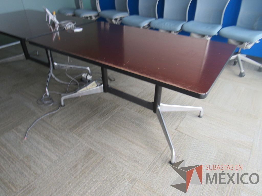 Lote 0001 - 2 Mesas de trabajo Herman Miller, rectangulares con base metálica - Imagen 3