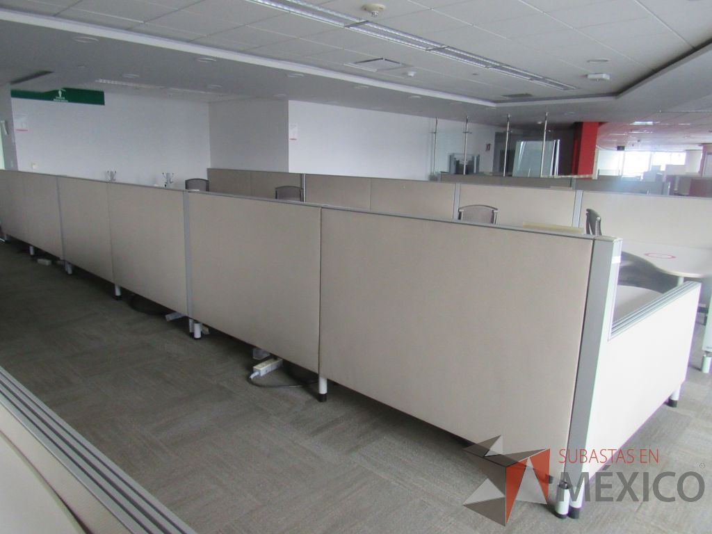 Lote 0080 - Estación de trabajo para 6 personas con cubiertas mampara metálica color beige y 6 archiveros móviles de 2 cajones - Imagen 3