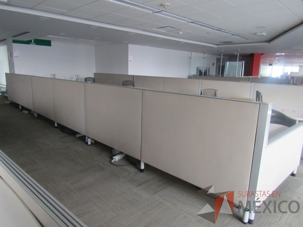 Lote 0080 - Estación de trabajo para 6 personas con cubiertas mampara metálica color beige y 6 archiveros móviles de 2 cajones - Imagen 4
