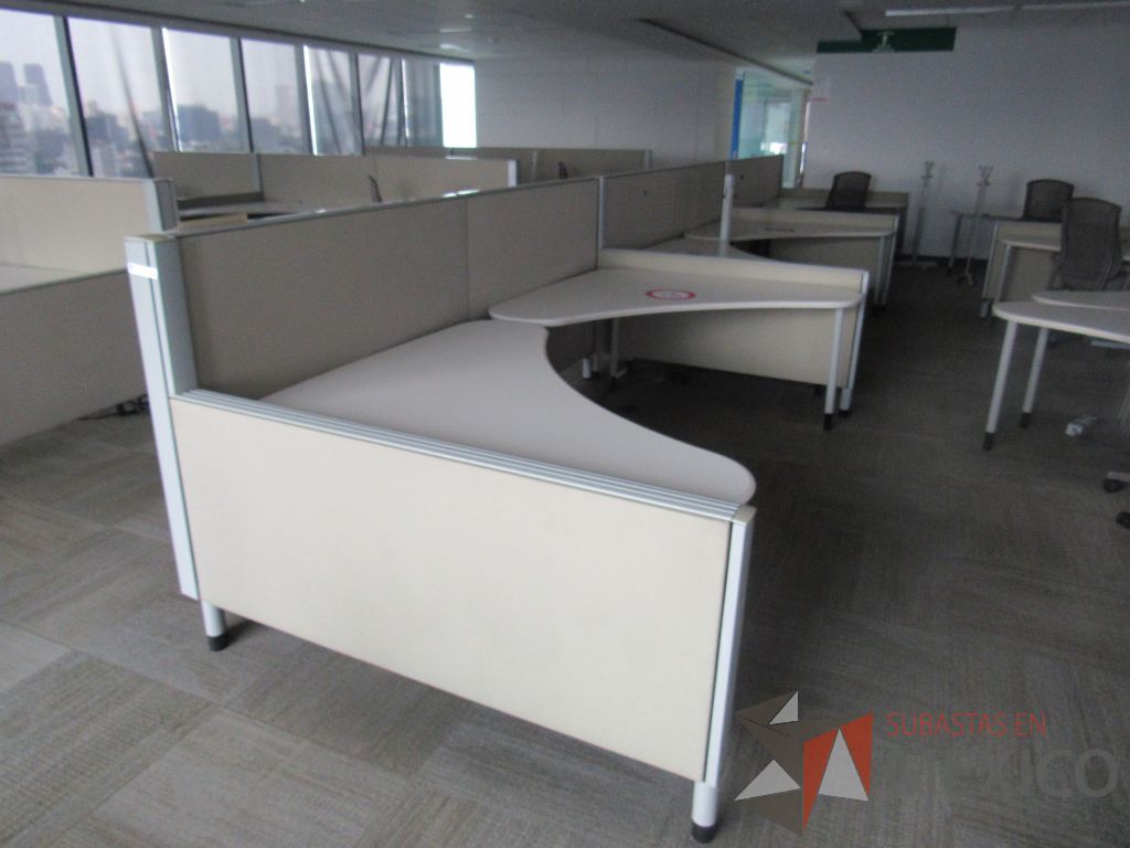 Lote 0080 - Estación de trabajo para 6 personas con cubiertas mampara metálica color beige y 6 archiveros móviles de 2 cajones - Imagen 5
