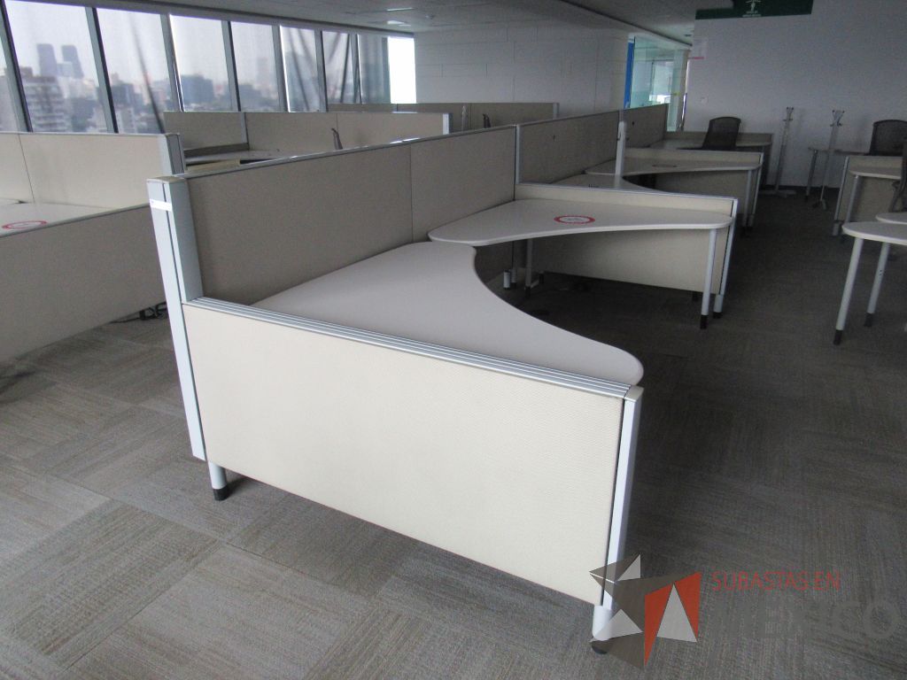 Lote 0080 - Estación de trabajo para 6 personas con cubiertas mampara metálica color beige y 6 archiveros móviles de 2 cajones - Imagen 6