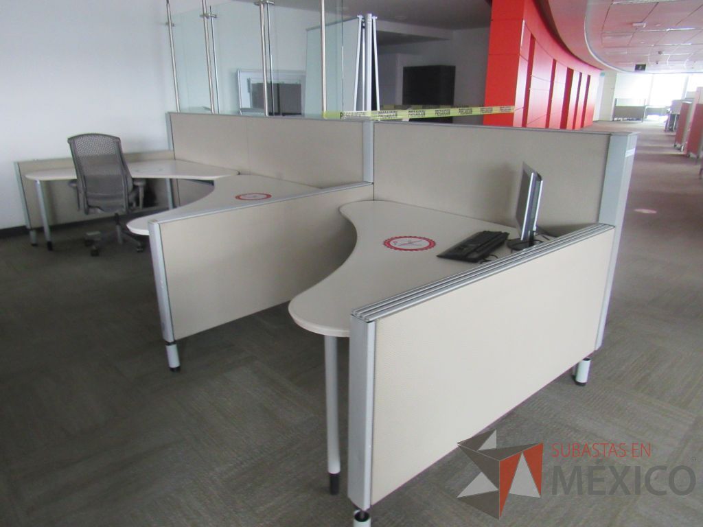 Lote 0053 - Estación de trabajo para 3 personas con cubiertas mampara metálica color beige y 3 archiveros móviles de 2 cajones - Imagen 2