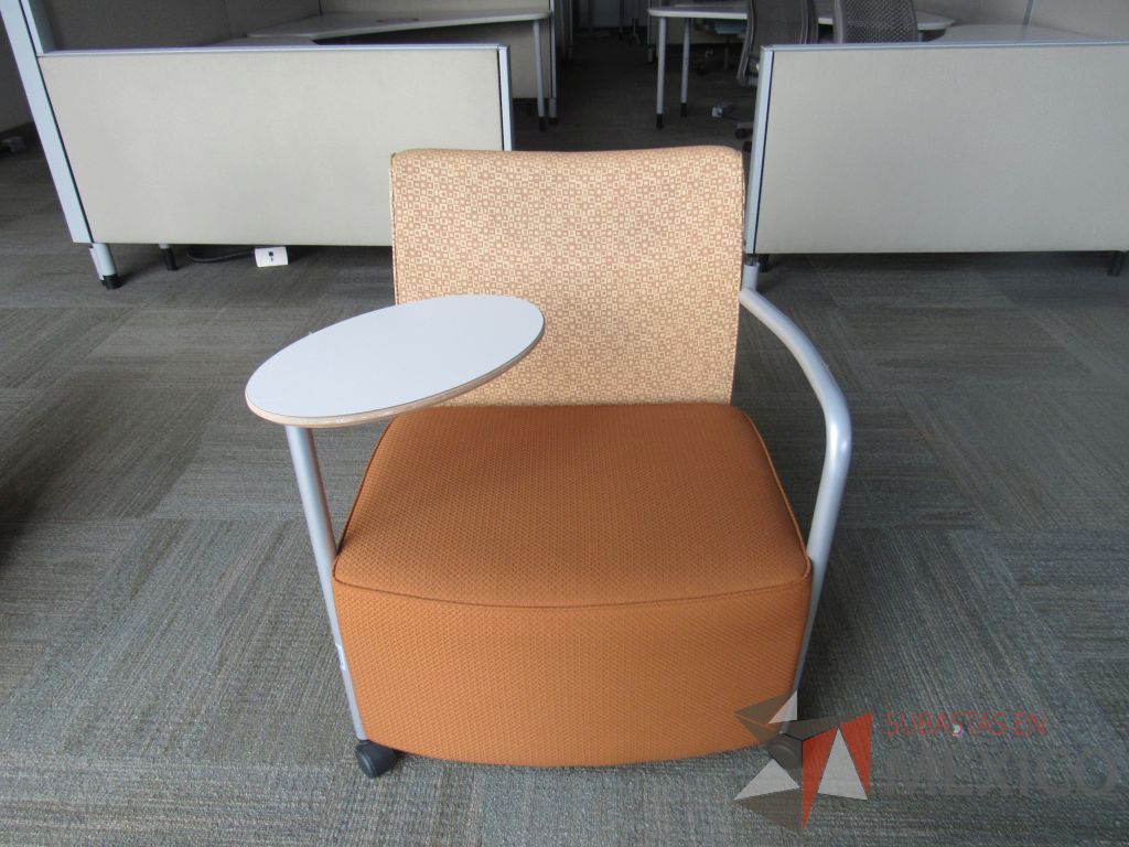 Lote 0580 - Sillón Herman Miller Celeste con paleta, 2 ruedas, descansa brazos, asiento y respaldo en tela color naranja - Imagen 2