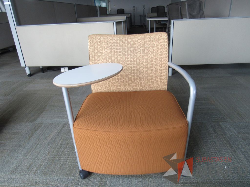 Lote 0580 - Sillón Herman Miller Celeste con paleta, 2 ruedas, descansa brazos, asiento y respaldo en tela color naranja
