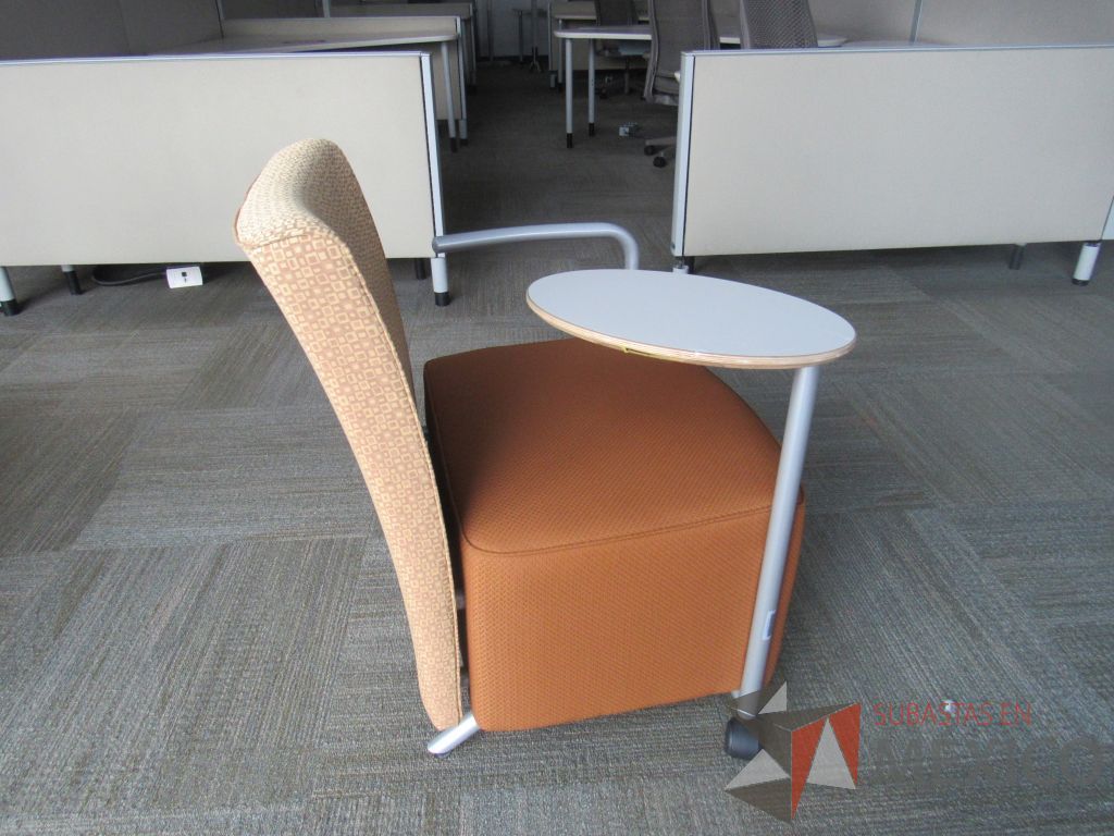 Lote 0580 - Sillón Herman Miller Celeste con paleta, 2 ruedas, descansa brazos, asiento y respaldo en tela color naranja - Imagen 3