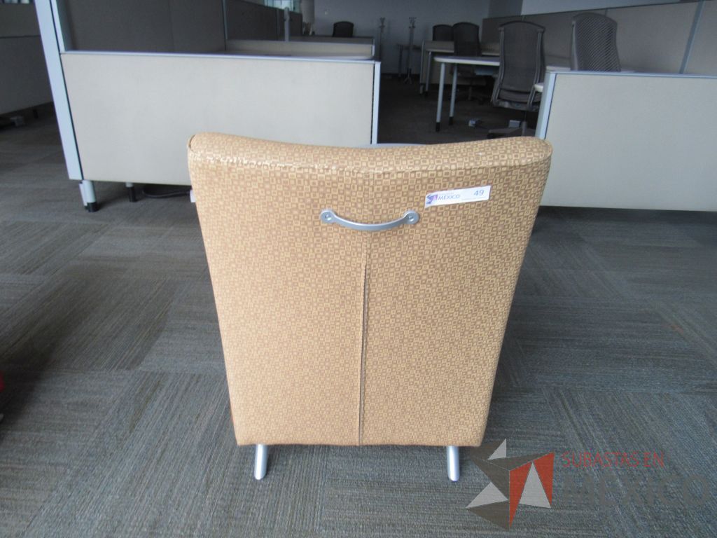 Lote 0580 - Sillón Herman Miller Celeste con paleta, 2 ruedas, descansa brazos, asiento y respaldo en tela color naranja - Imagen 4
