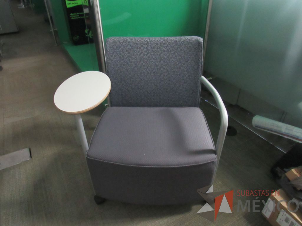Lote 0573 - Sillón Herman Miller Celeste con paleta, 2 ruedas, descansa brazos, asiento y respaldo en tela color gris