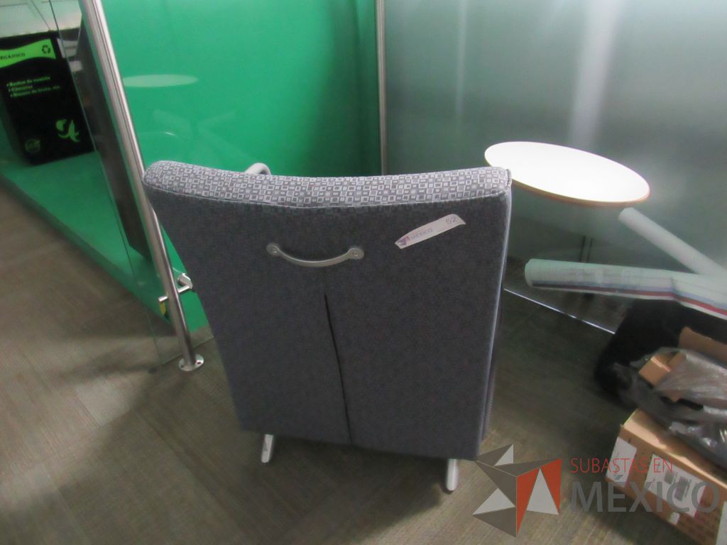 Lote 0573 - Sillón Herman Miller Celeste con paleta, 2 ruedas, descansa brazos, asiento y respaldo en tela color gris - Imagen 5