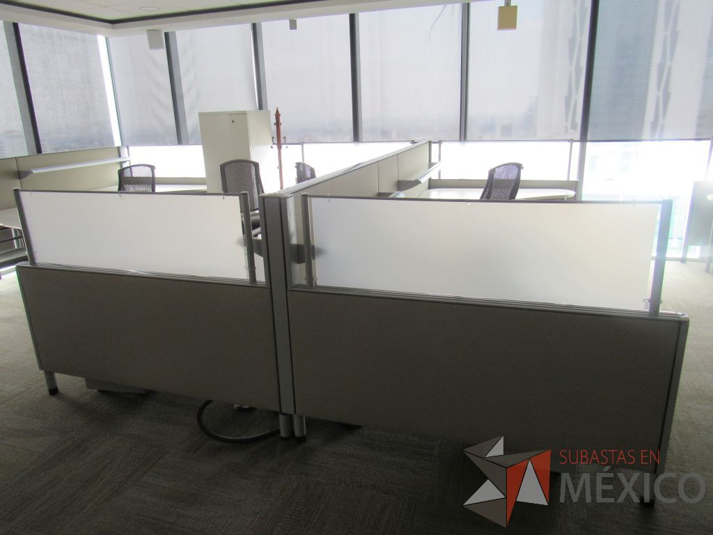 Lote 0404 - 2 Estaciones de trabajo para 4 personas con cubiertas color blanco y mampara metálica color beige - Imagen 3