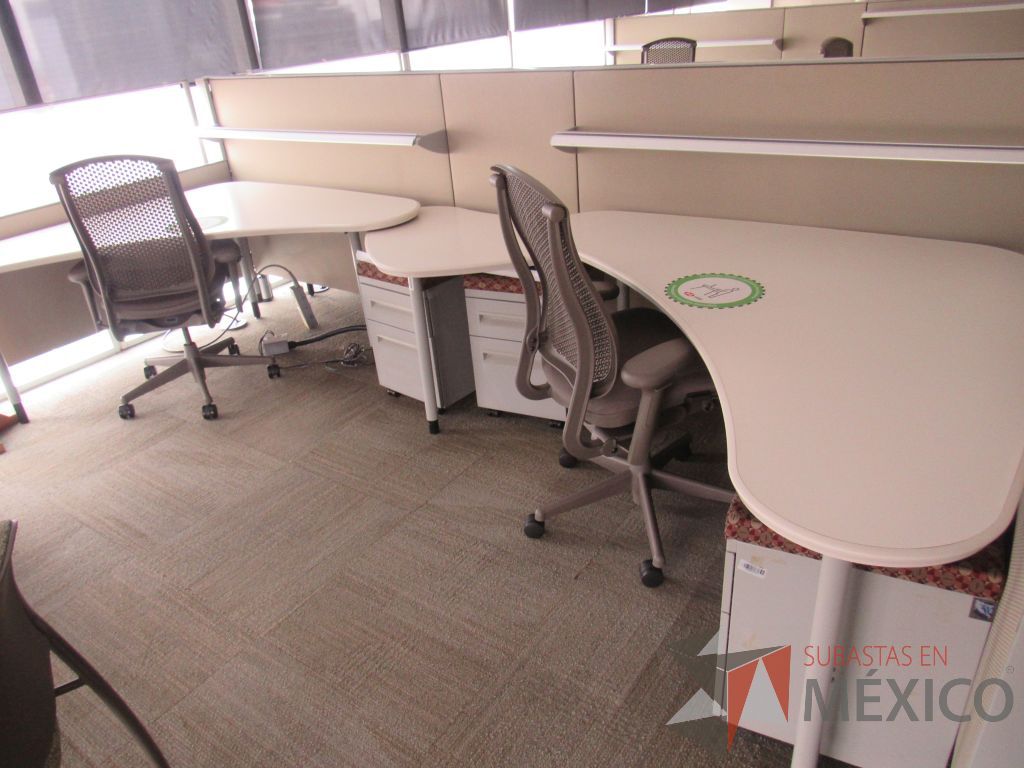 Lote 0404 - 2 Estaciones de trabajo para 4 personas con cubiertas color blanco y mampara metálica color beige - Imagen 4