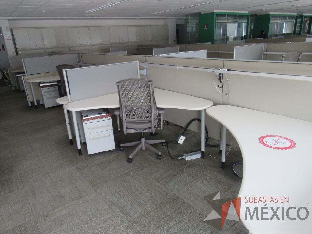 Lote 0410- Estación de trabajo para 10 personas con cubiertas mampara metálica color beige y 10 archiveros móviles de 2 cajones - Imagen 5