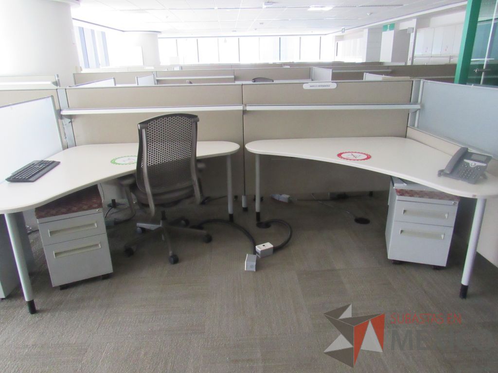 Lote 0413 - Estación de trabajo para 8 personas con cubiertas mampara metálica color beige y 8 archiveros móviles de 2 cajones - Imagen 4