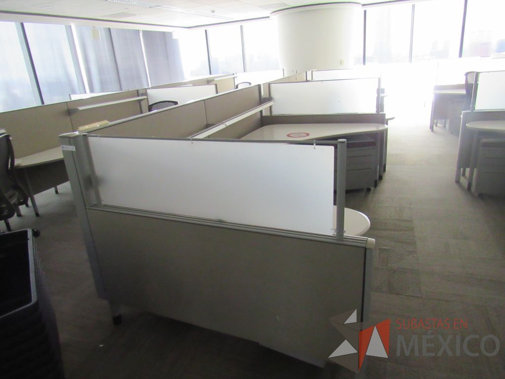 Lote 0430 - Estación de trabajo para 5 personas con cubiertas mampara metálica color beige y 5 archiveros móviles de 2 cajones - Imagen 3