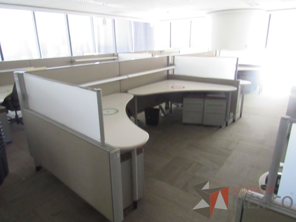 Lote 0430 - Estación de trabajo para 5 personas con cubiertas mampara metálica color beige y 5 archiveros móviles de 2 cajones