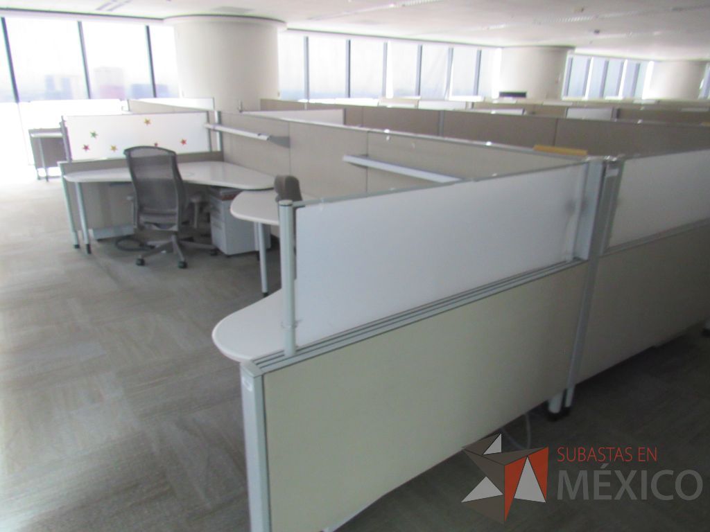 Lote 0431 - Estación de trabajo para 9 personas con cubiertas mampara metálica color beige y 9 archiveros móviles de 2 cajones - Imagen 2