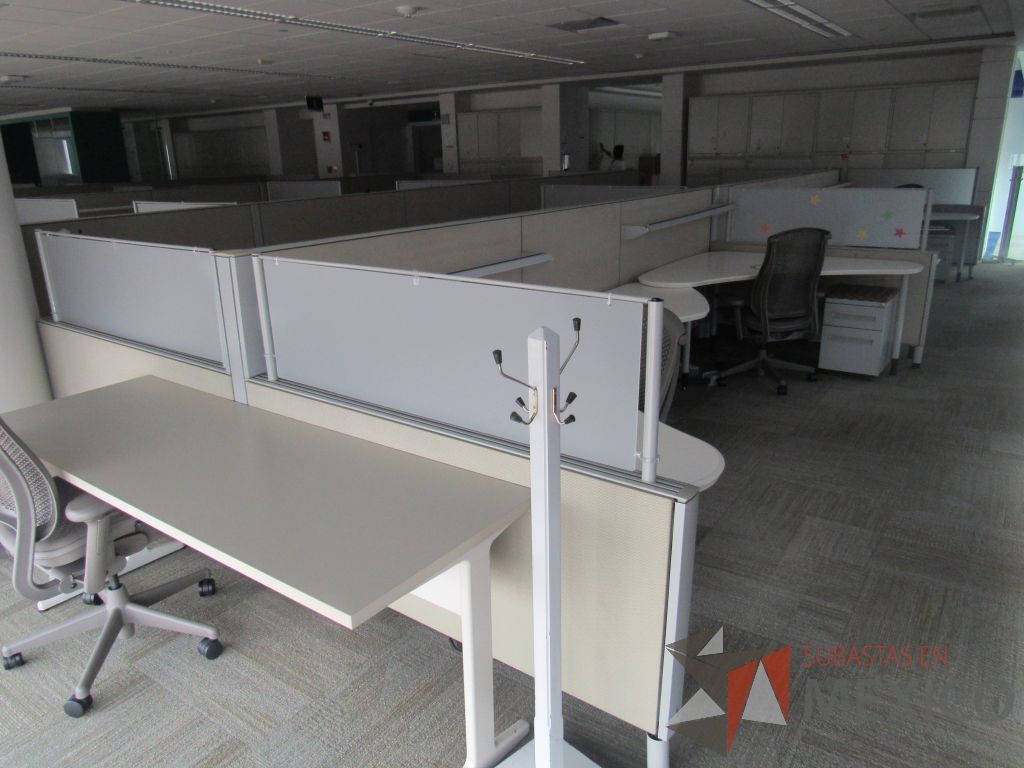 Lote 0431 - Estación de trabajo para 9 personas con cubiertas mampara metálica color beige y 9 archiveros móviles de 2 cajones - Imagen 3
