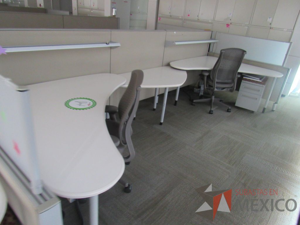 Lote 0431 - Estación de trabajo para 9 personas con cubiertas mampara metálica color beige y 9 archiveros móviles de 2 cajones - Imagen 6