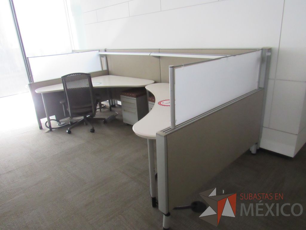 Lote 0433 - Estación de trabajo para 3 personas con cubiertas mampara metálica color beige y 3 archiveros móviles de 2 cajones - Imagen 2