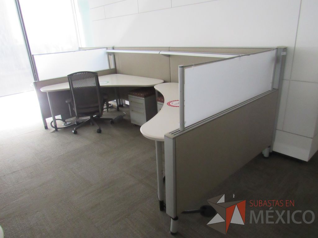 Lote 0433 - Estación de trabajo para 3 personas con cubiertas mampara metálica color beige y 3 archiveros móviles de 2 cajones
