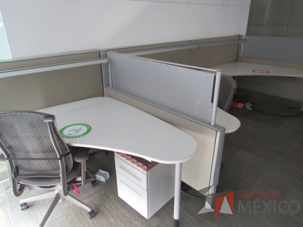 Lote 0433 - Estación de trabajo para 3 personas con cubiertas mampara metálica color beige y 3 archiveros móviles de 2 cajones - Imagen 3