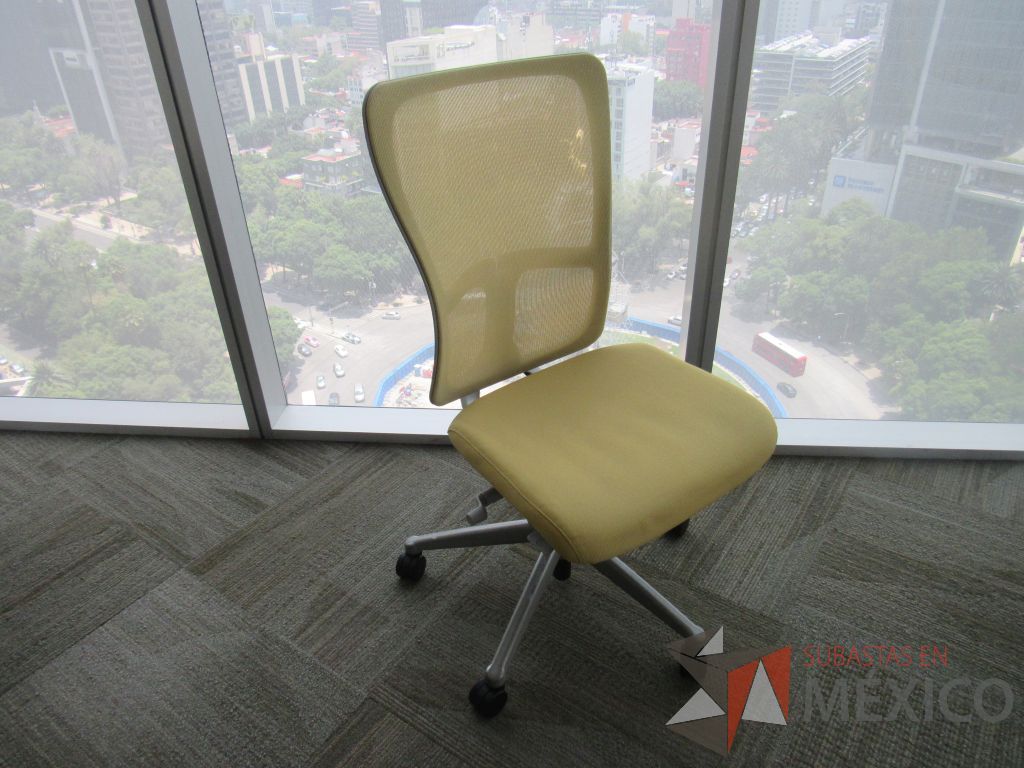 Lote 0440 - Silla operativa con ruedas, asiento en tela y respaldo en malla color amarillo - Imagen 5