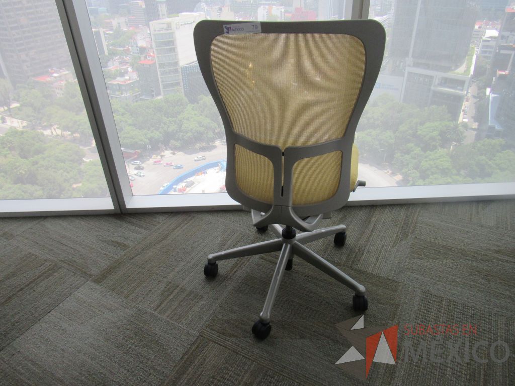 Lote 0440 - Silla operativa con ruedas, asiento en tela y respaldo en malla color amarillo - Imagen 6