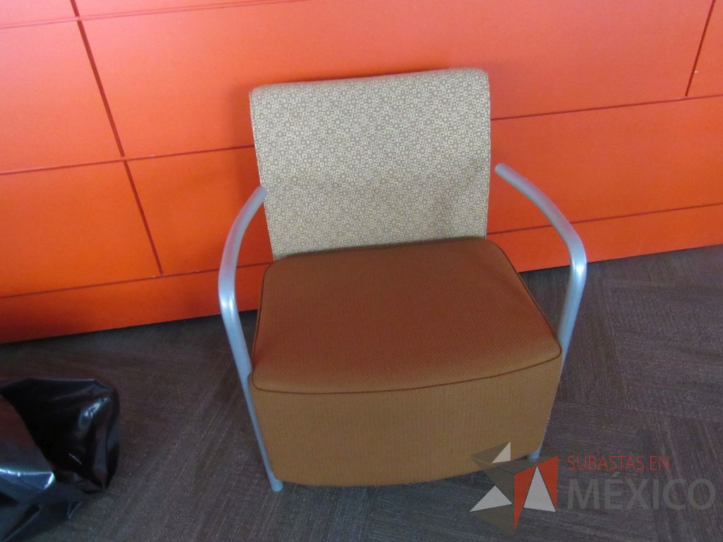 Lote 0806 - Sillón Herman Miller Celeste, 2 ruedas, descansa brazos, asiento y respaldo en tela color amarillo