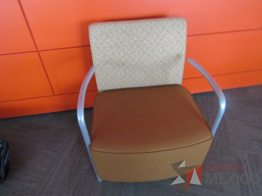 Lote 0806 - Sillón Herman Miller Celeste, 2 ruedas, descansa brazos, asiento y respaldo en tela color amarillo - Imagen 2