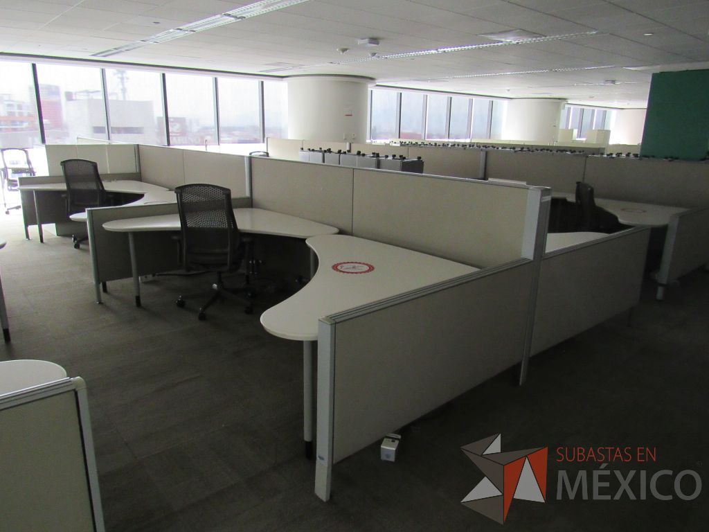 Lote 0067 - Estación de trabajo para 10 personas con cubiertas mampara metálica color beige y 10 archiveros móviles de 2 cajones - Imagen 7