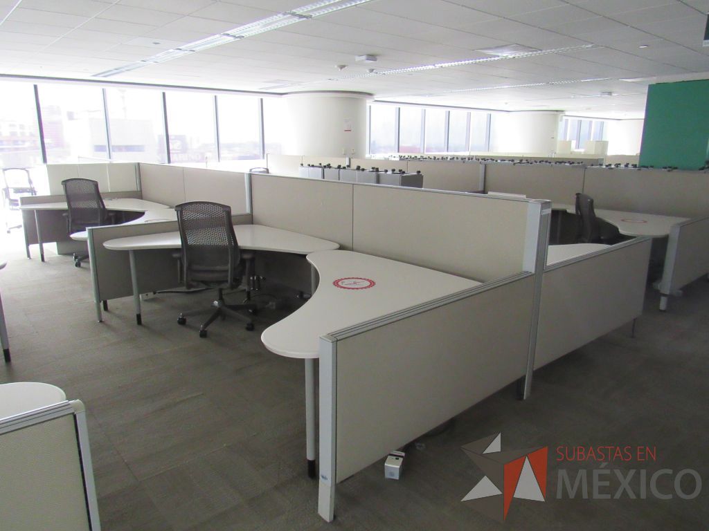 Lote 0067 - Estación de trabajo para 10 personas con cubiertas mampara metálica color beige y 10 archiveros móviles de 2 cajones