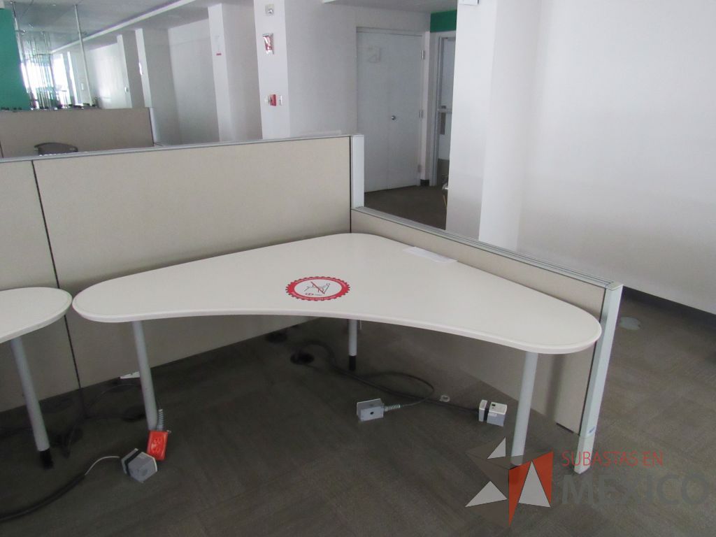 Lote 0067 - Estación de trabajo para 10 personas con cubiertas mampara metálica color beige y 10 archiveros móviles de 2 cajones - Imagen 10