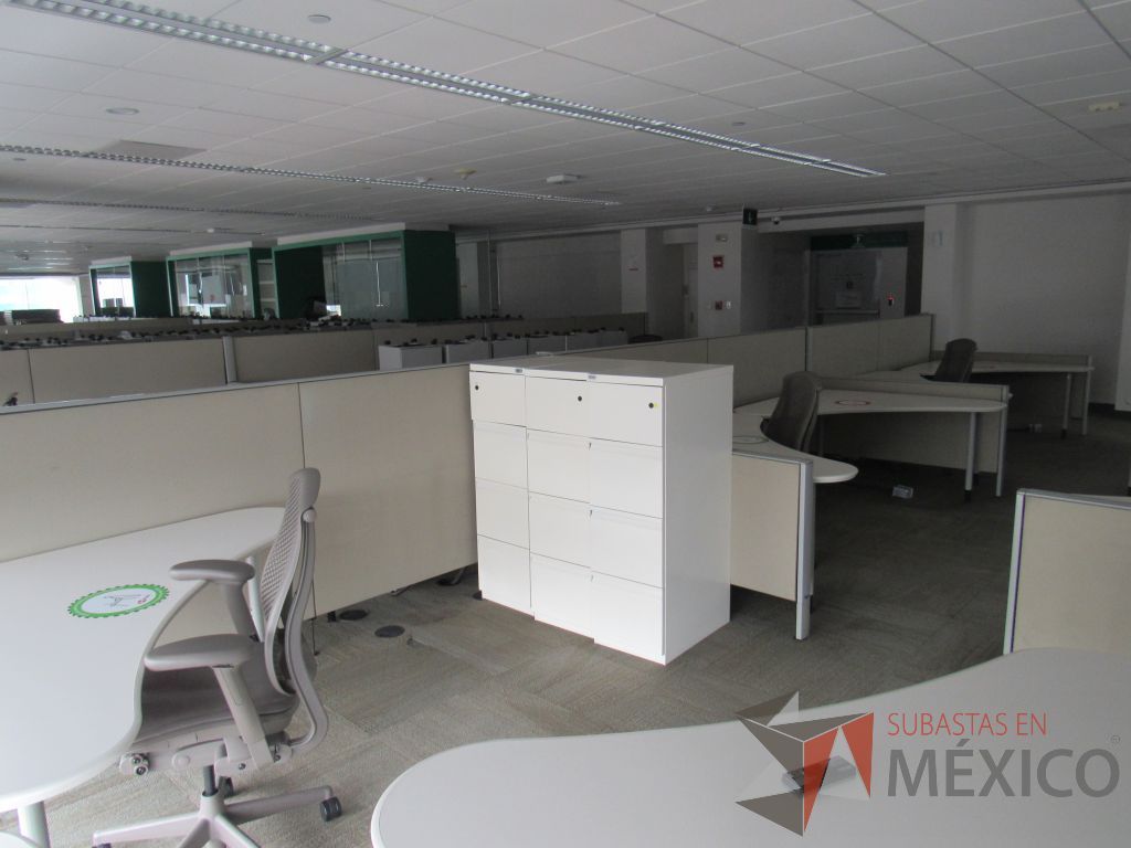 Lote 0067 - Estación de trabajo para 10 personas con cubiertas mampara metálica color beige y 10 archiveros móviles de 2 cajones - Imagen 11