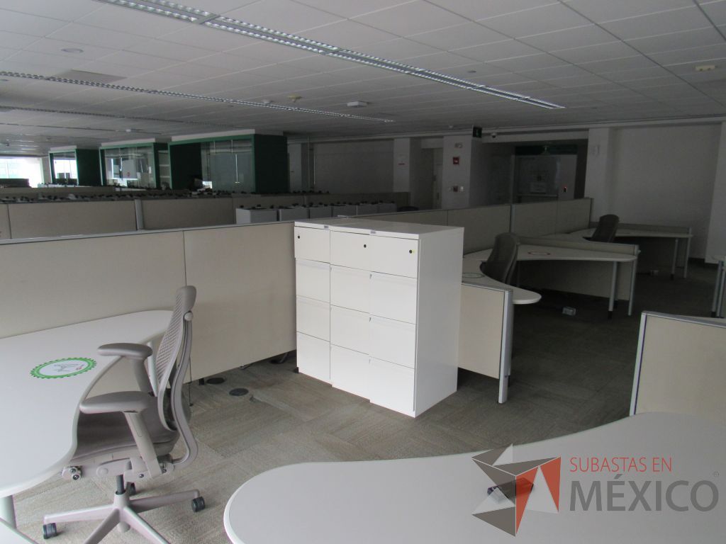 Lote 0067 - Estación de trabajo para 10 personas con cubiertas mampara metálica color beige y 10 archiveros móviles de 2 cajones - Imagen 12