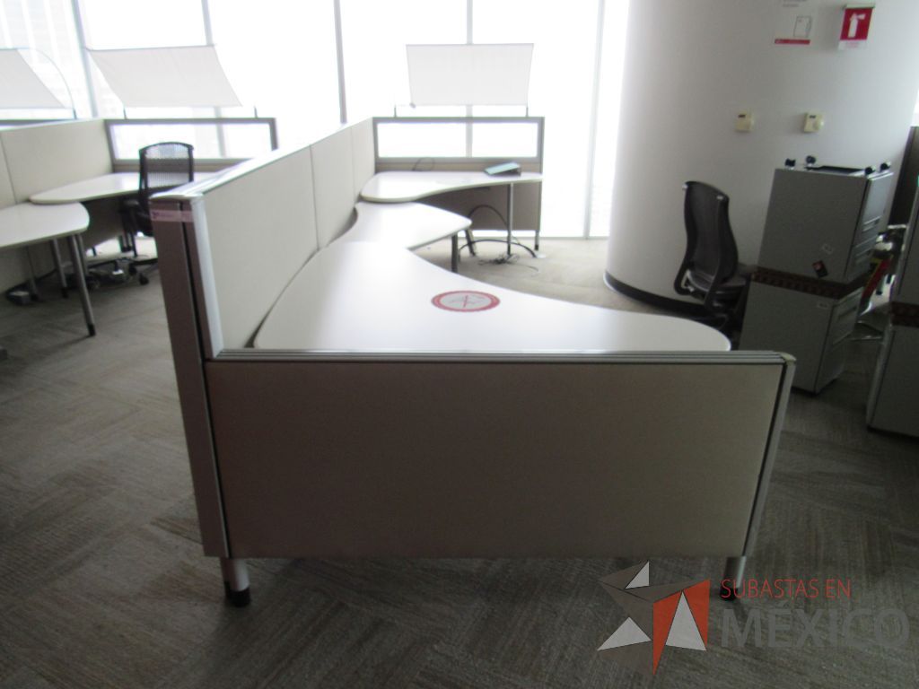 Lote 0443 - 2 Estaciones de trabajo para 2 personas con cubiertas mampara metálica color beige y 2 archiveros móviles de 2 cajones - Imagen 3