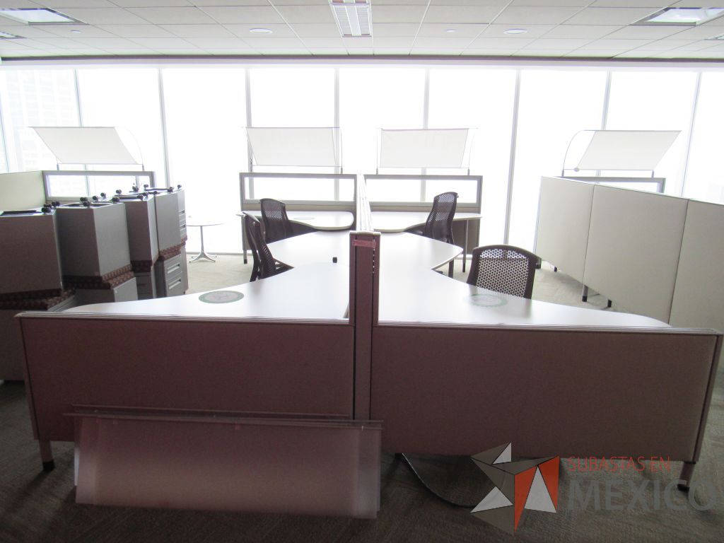Lote 0447 - Estación de trabajo para 4 personas con cubiertas mampara metálica color beige y 4 archiveros móviles de 2 cajones - Imagen 6