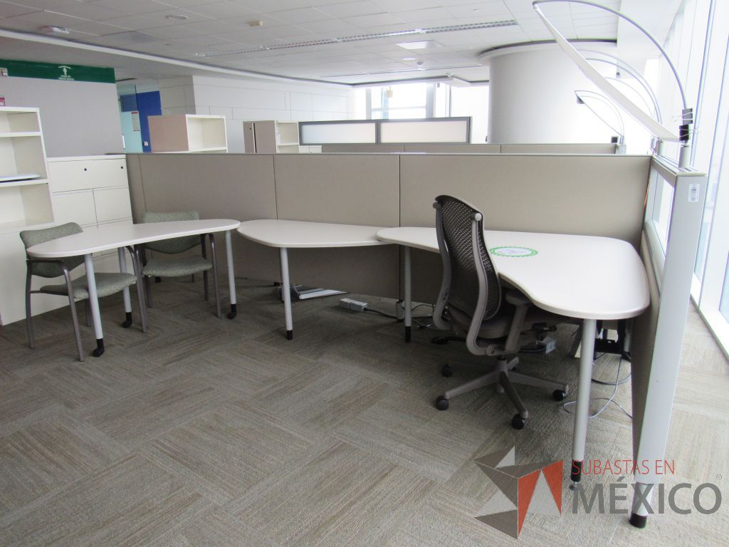 Lote 0455 - Estación de trabajo para 2 personas con cubiertas mampara metálica color beige y 2 archiveros móviles de 2 cajones - Imagen 3