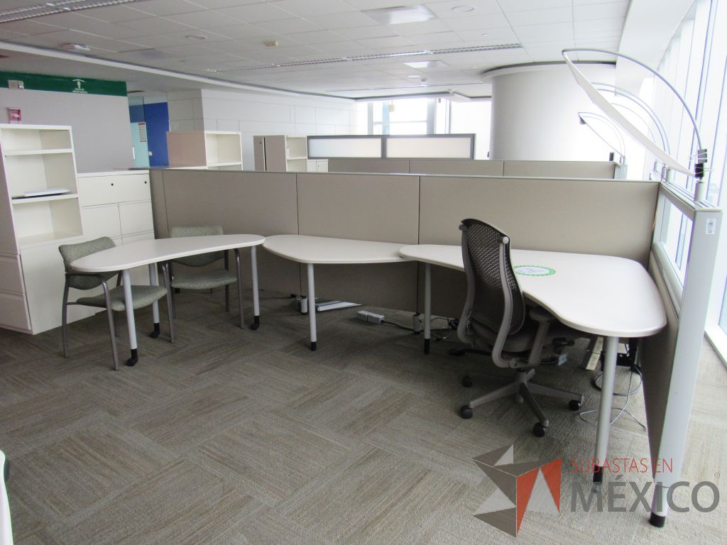 Lote 0455 - Estación de trabajo para 2 personas con cubiertas mampara metálica color beige y 2 archiveros móviles de 2 cajones - Imagen 5
