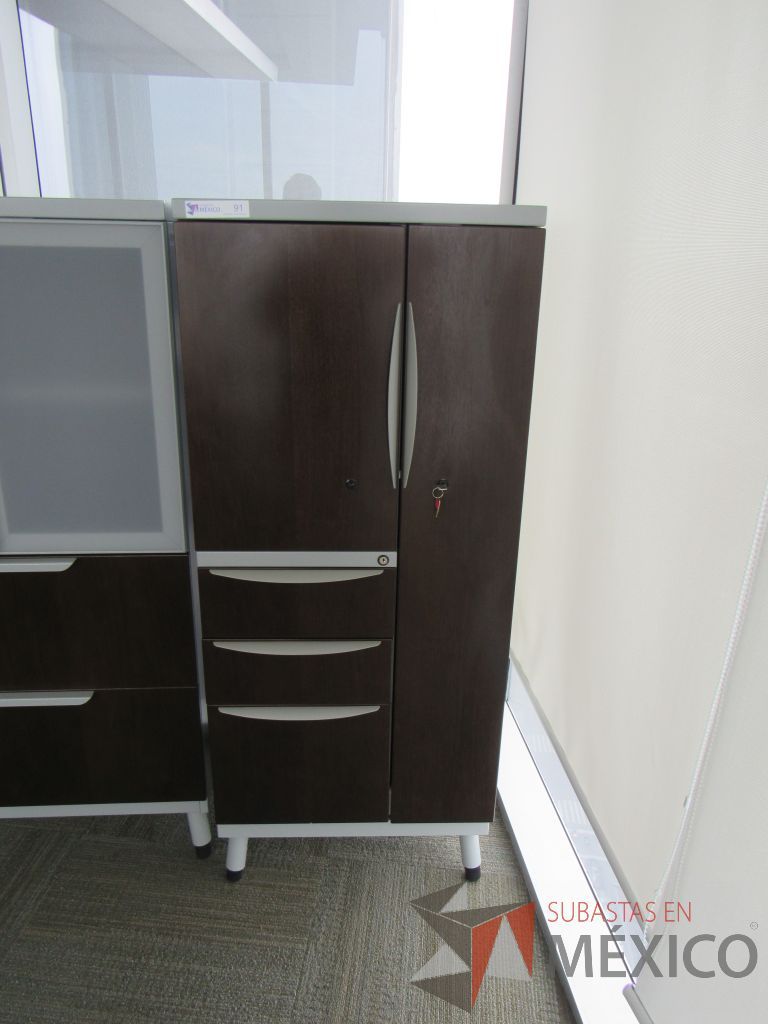 Lote 0466 - Gabinete alto con 4 patas metálicas, 2 cajones, 2 puertas y 1 entrepaño - Imagen 4