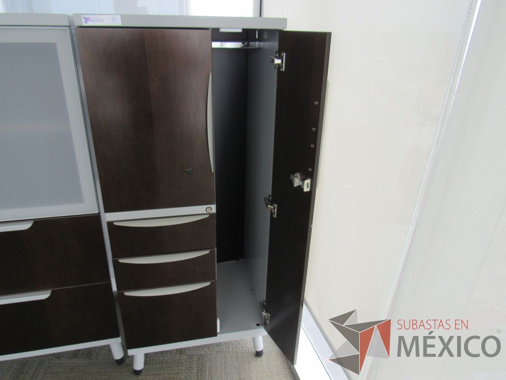 Lote 0466 - Gabinete alto con 4 patas metálicas, 2 cajones, 2 puertas y 1 entrepaño