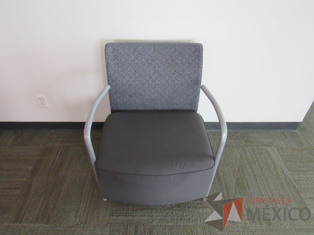 Lote 0478 - Sillón Herman Miller Celeste, 2 ruedas, descansa brazos, asiento y respaldo en tela color gris