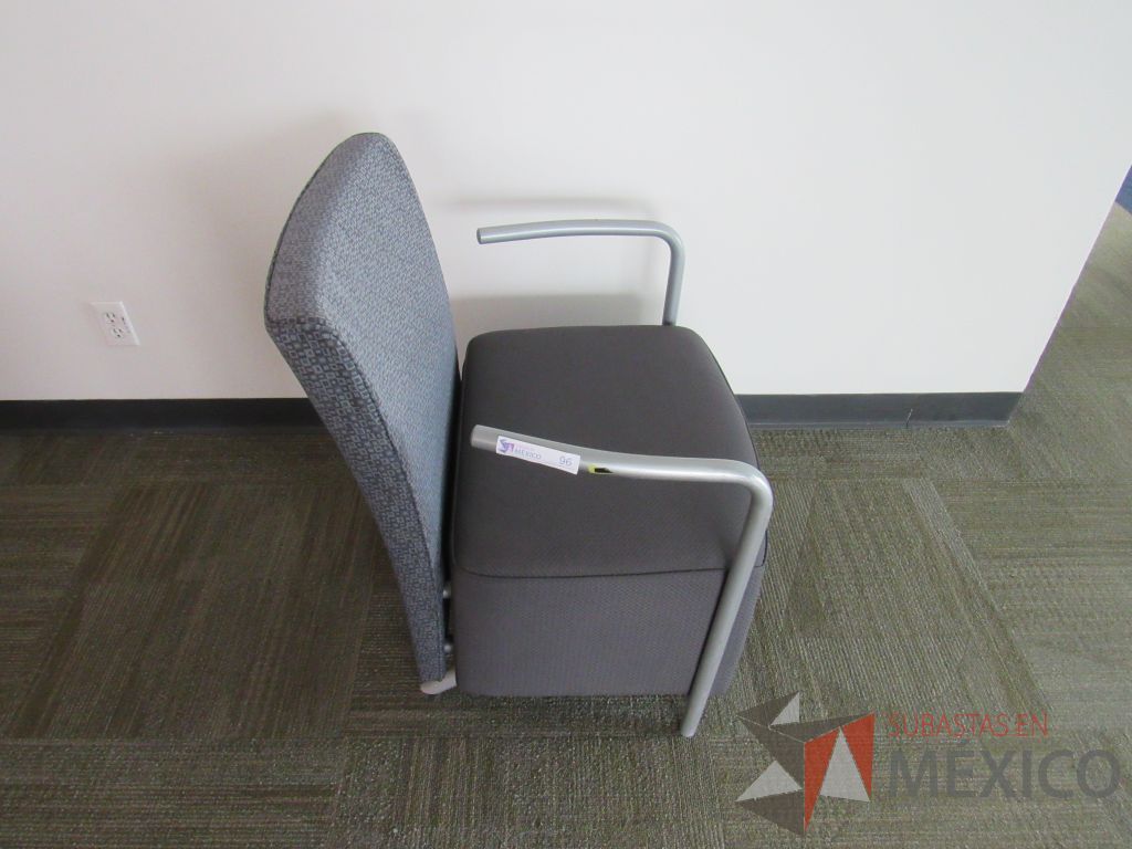 Lote 0478 - Sillón Herman Miller Celeste, 2 ruedas, descansa brazos, asiento y respaldo en tela color gris - Imagen 2